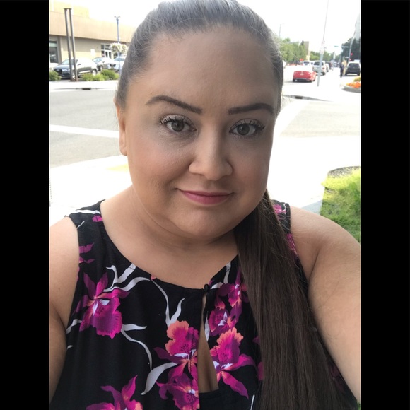 Meet your Posher, Sierra from Aurora’s Closet - Picture 2 of 3